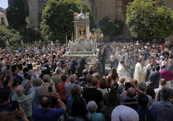 Salida de la procesión del Corpus Christi desde la Catedral.