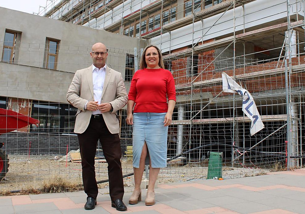 Martín y Olmedo delante de las obras del futuro instituto.