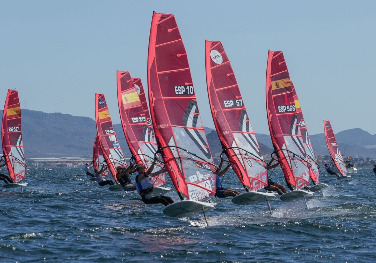 Antonio Medina (en cabeza) en acción en la regata de este fin de semana en Los Alcázares.