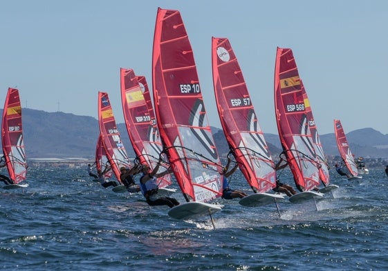 Antonio Medina (en cabeza) en acción en la regata de este fin de semana en Los Alcázares.