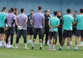 Pellicer conversa con sus jugadores instantes antes de la sesión de recuperación de este lunes en el Anexo.