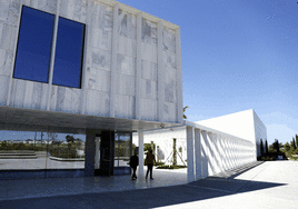 Entrada al nuevo Pabellón de Gobierno de la UMA, con el Paraninfo al fondo. Ambos edificios, recubiertos con mármol Blanco Macael