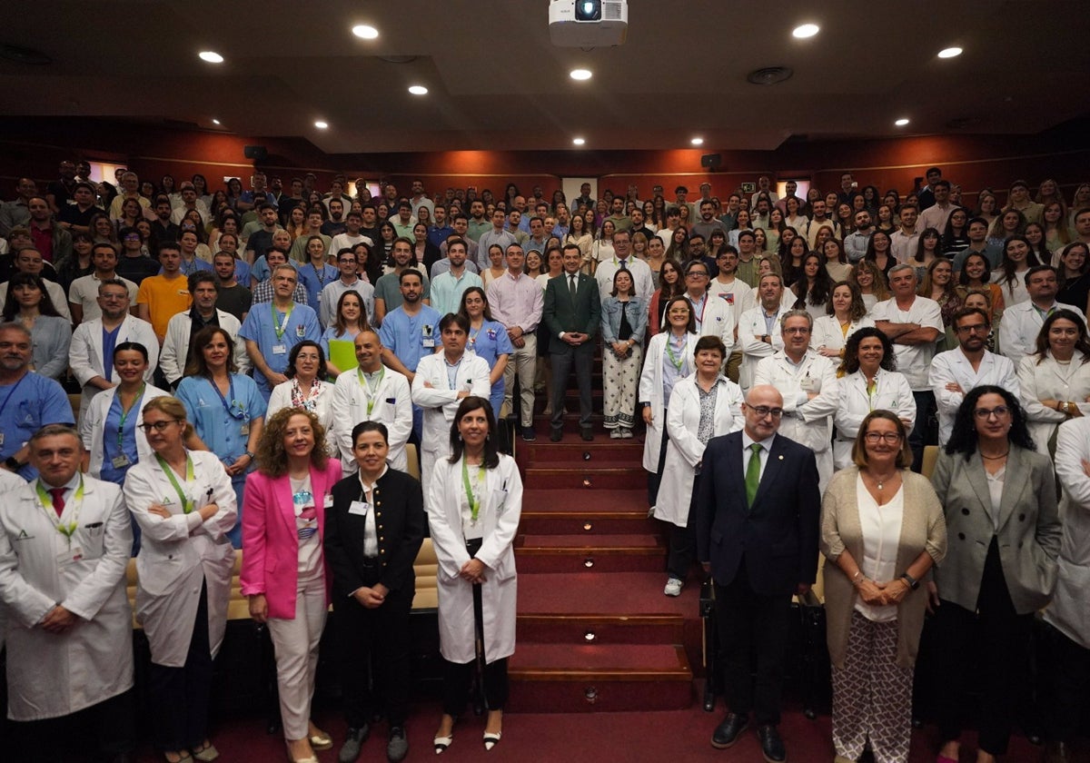 El presidente de la Junta, Juanma Moreno, en la recepción de los nuevos médicos MIR en el hospital Virgen del Rocío de Sevilla.