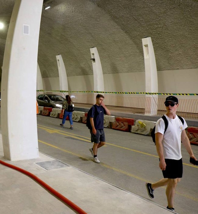 Peatones por el interior del túnel de la Alcazaba.