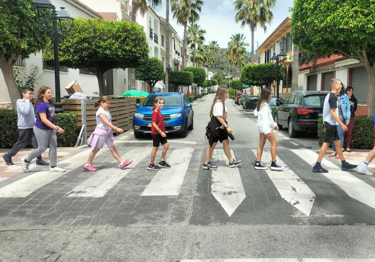 Los alumnos del CEIP Remedios Rojos estrenan el camino escolar seguro.