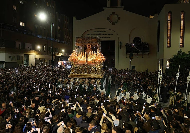 Salida de la Esperanza desde su salón de tronos el Jueves Santo de 2024.