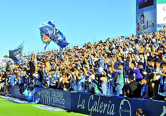 Aficionados malaguistas, en la 'invasión' a Linarejos.