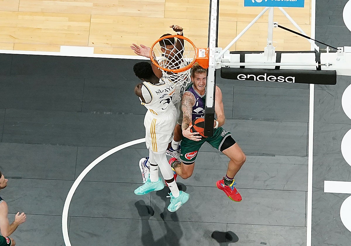 Osetkowski, en una penetración ante Ndiaye en la última Supercopa Endesa.