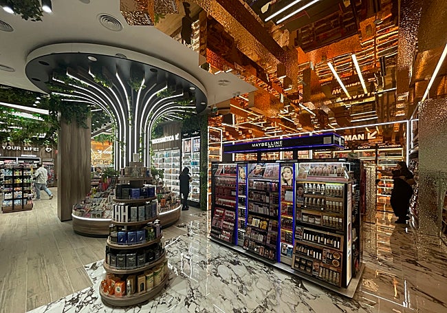 Imagen del nuevo aspecto del establecimiento de Primor en el centro comercial de la capital de la Axarquía.