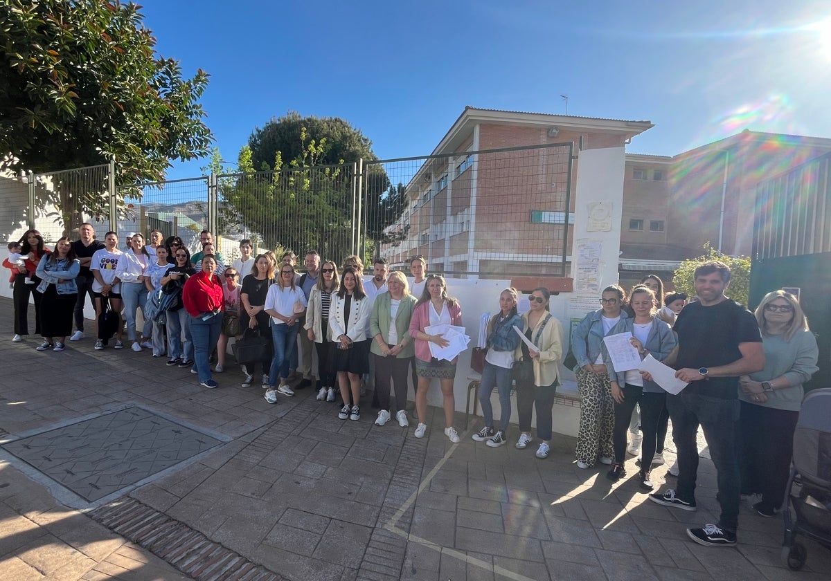 Progenitores, docentes y ediles del Ayuntamiento nerjeño, este martes a las puertas del colegio Narixa.