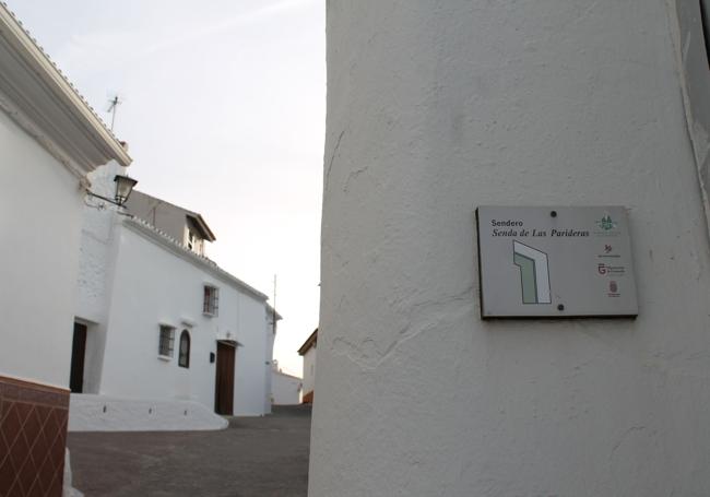 Hay un primer tramo que sube por las calles la aldea de El Almendral de Zafarraya