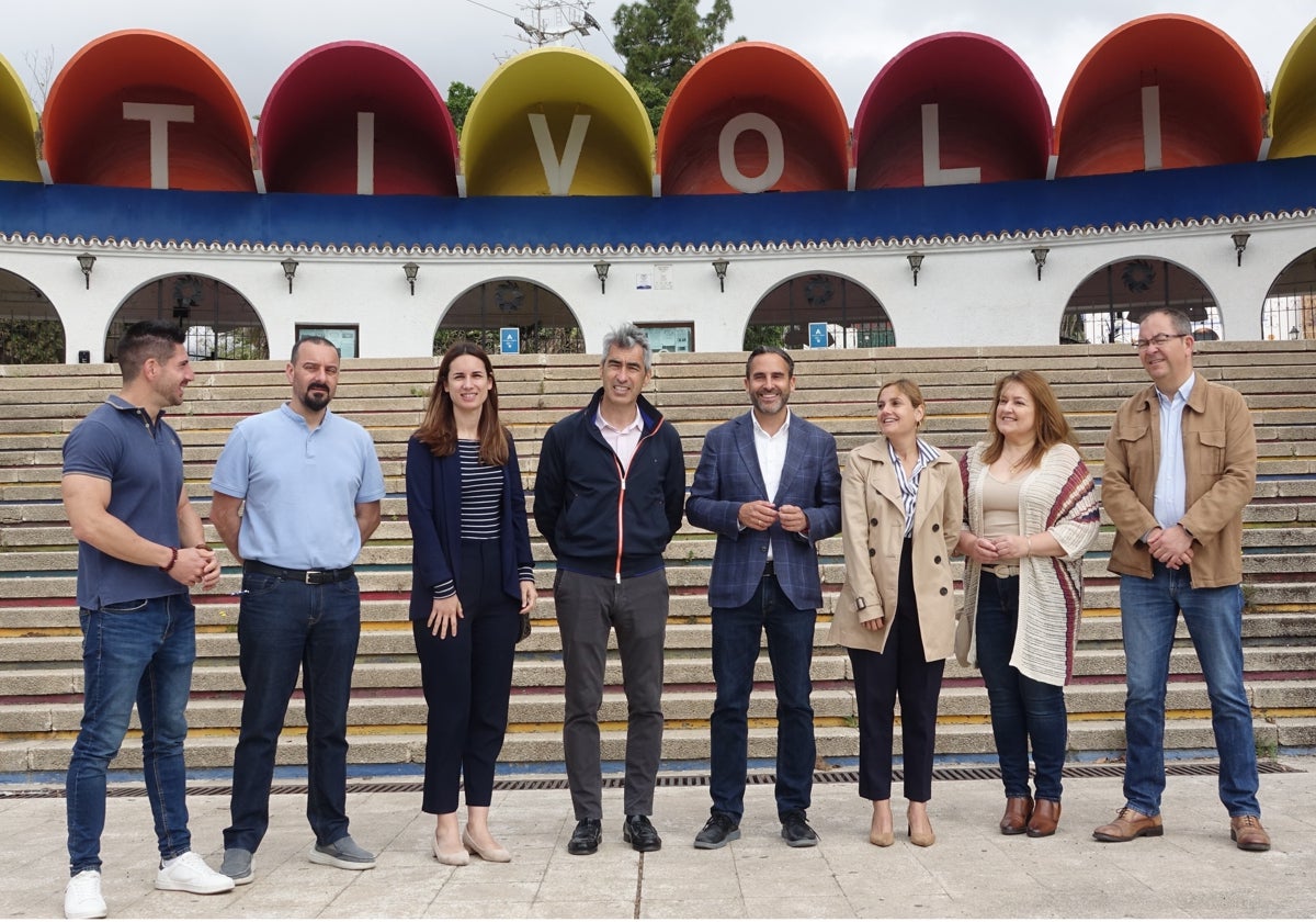 Pérez y Navas, en el centro, junto a otros miembros del PSOE de Benalmádena y ante las puertas de Tivoli.