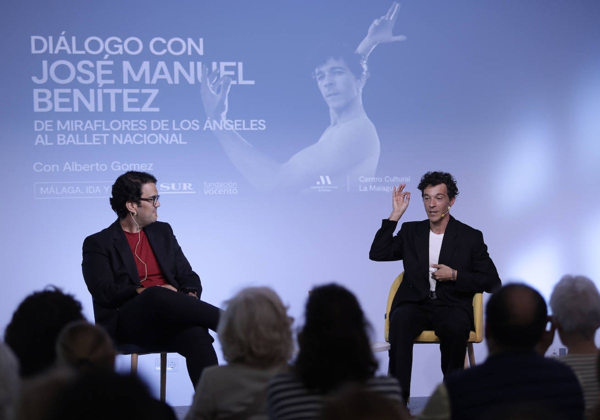 El periodista Alberto Gómez y el bailarín José Manuel Benítez, ayer en la charla en La Malagueta.