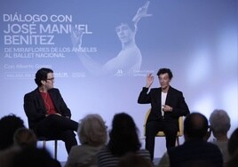 El periodista Alberto Gómez y el bailarín José Manuel Benítez, ayer en la charla en La Malagueta.
