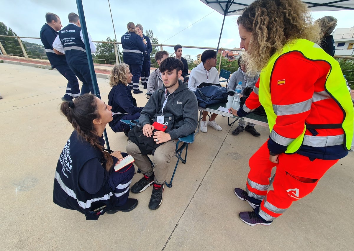 Imagen secundaria 1 - Dispositivos de emergencia participantes en el simulacro de incendio forestal.