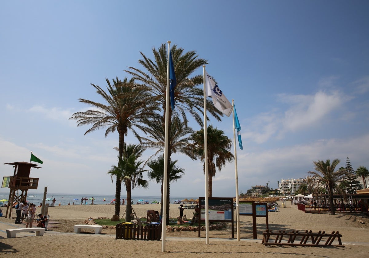 Vista de la Bandera Azul ondeando en una de las playas de Mijas.