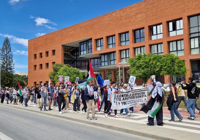 La manifestación pasa ante la Biblioteca General.