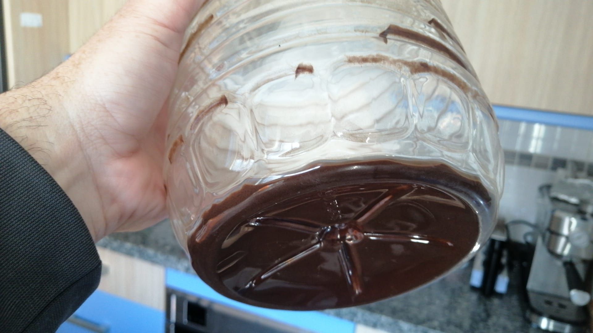 Posos que deja un aceite sin filtrar con el paso del tiempo.