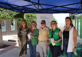 Responsables y voluntarias de la Asociación Española contra el Cáncer con el alcalde y la concejala de Bienestar Social.