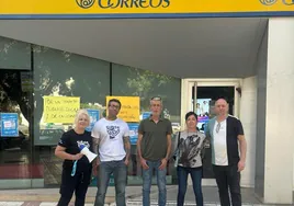 Los trabajadores de la sucursal de Correos, Carmen y José Carlos, a la derecha de la imagen, y sus apoyos del Sindicato Independiente de Correos (SIPCTE).