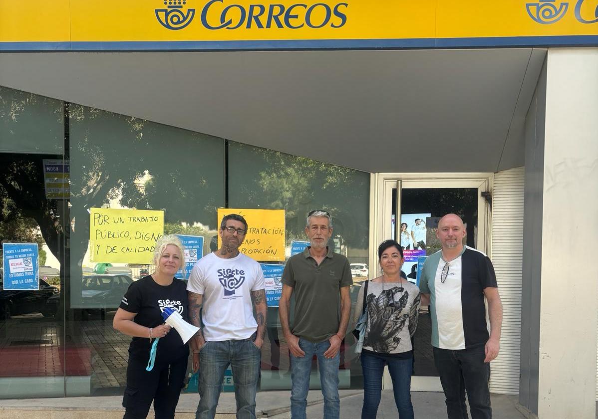 Los trabajadores de la sucursal de Correos, Carmen y José Carlos, a la derecha de la imagen, y sus apoyos del Sindicato Independiente de Correos (SIPCTE).