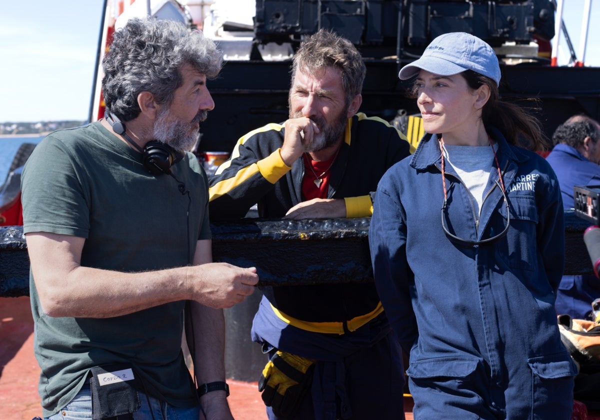 Alberto Rodríguez, Antonio de la Torre y Barbara Lennie, en el rodaje en Huelva.