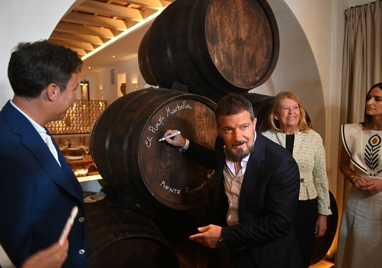 Antonio Banderas dedica el barril de El Pimpi Marbella junto a Cobos, Shamoon y Muñoz.