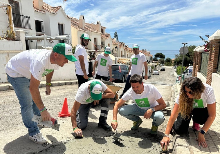 El portavoz de Andalucía por Sí, José Pino, este jueves con vecinos tapando los socavones.