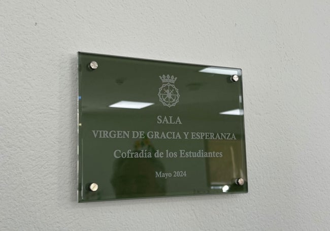 Placa con la nueva denominación de la sala de terapia.