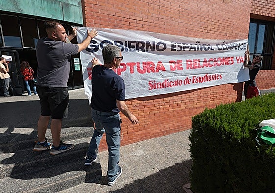 Los concentrados, colocando una pancarta a la entrada de la Biblioteca General.