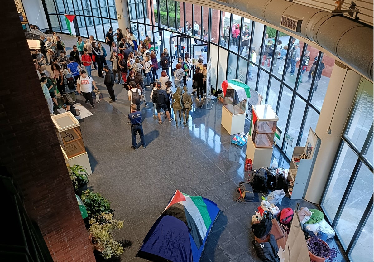 El Consejo de Estudiantes de la UMA pide a los encerrados que lleven su protesta fuera de la Biblioteca General
