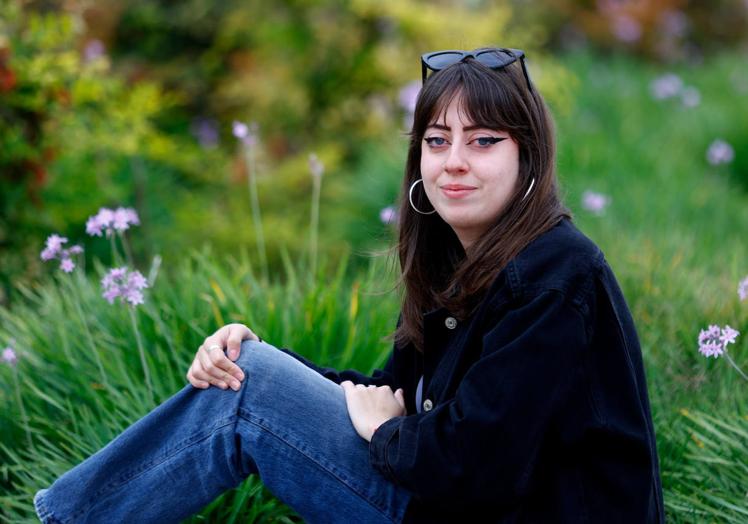 Alba García, en un jardín de la Ciudad Universitaria de Málaga.