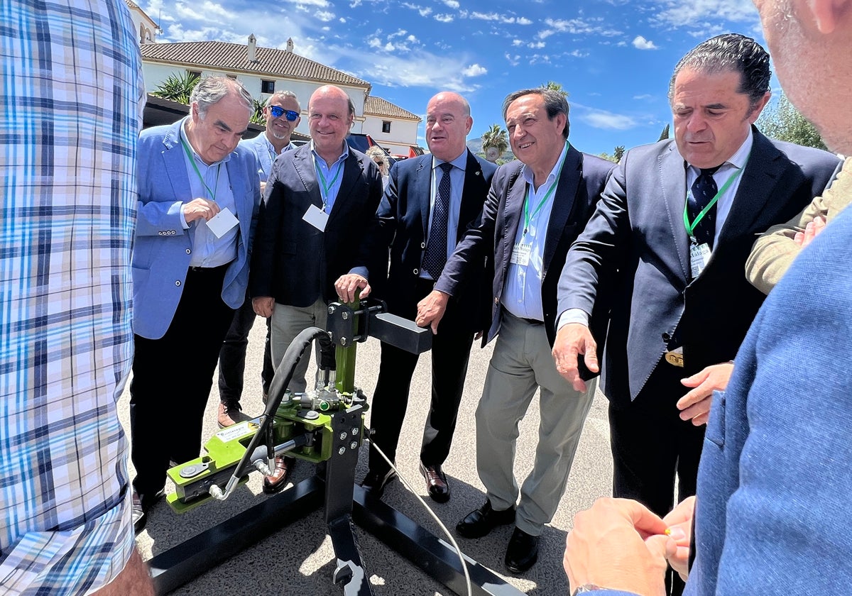 Antonio Luque de Dcoop, el alcalde Manuel Barón, Pedro Barato de Asaja España y Baldomero Bellido de Asaja Málaga en Finca Eslava