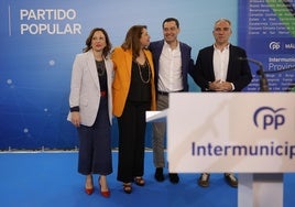 Patricia Navarro, Carmen Crespo, Juanma Moreno y Elías Bendodo, esta mañana en Málaga.