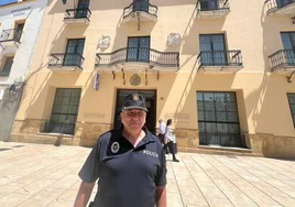 El intendente principal de la Policía Local de Vélez-Málaga, Rafael Mora, delante del Ayuntamiento veleño.