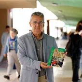 El profesor Antonio Manuel Ávila muestra un ejemplar en un descanso de clase en la Facultad de Filosofía y Letras de Málaga.