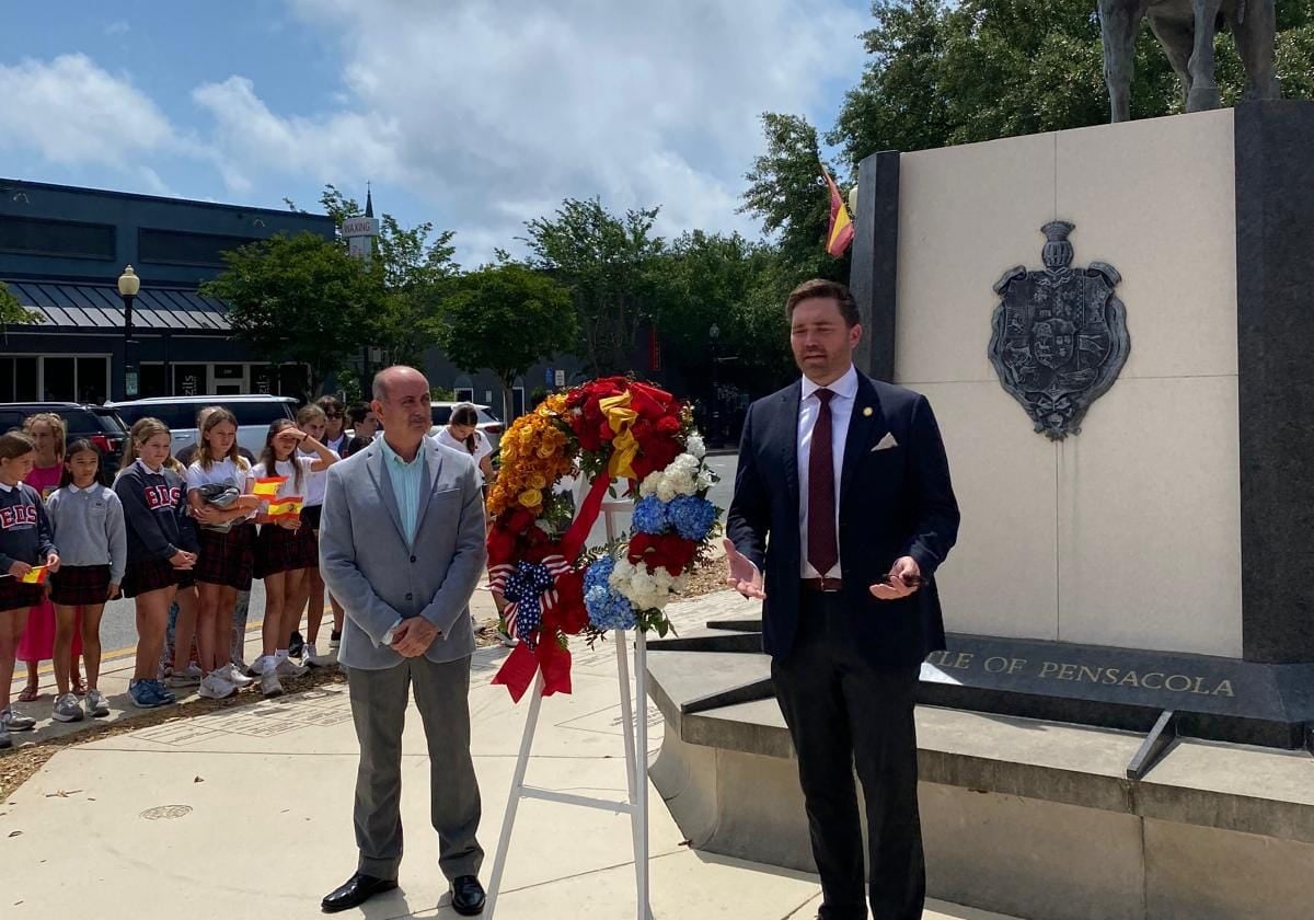 El alcalde macharatungo, Antonio Campos, junto a su homólogo de Pensacola, D.C. Reeves.