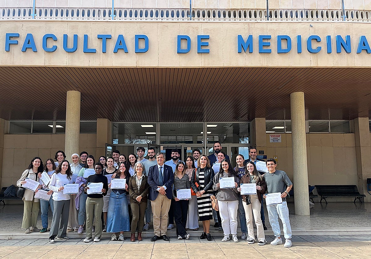 El rector y la vicedecana, con los estudiantes en prácticas.
