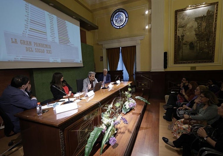 El endocrino Francisco Tinahones protagoniza un nuevo encuentro de 'Salud es más', en el salón de actos de Unicaja Banco.