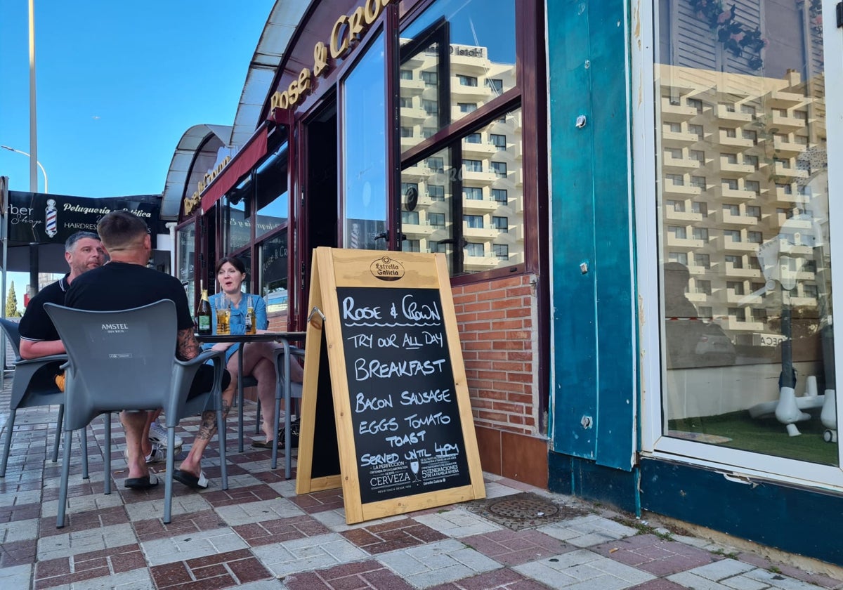 Un cartel en inglés en una cafetería de la calle Salvador Allende, en La Carihuela de Torremolinos.