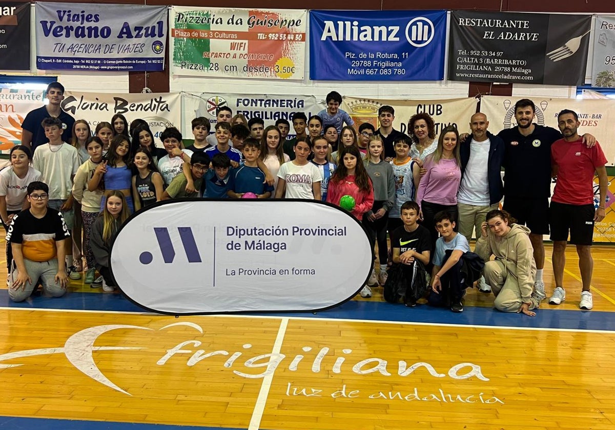 Foto de conjunto de técnicos y alumnos en el taller de iniciación al balomnano en Frigiliana.