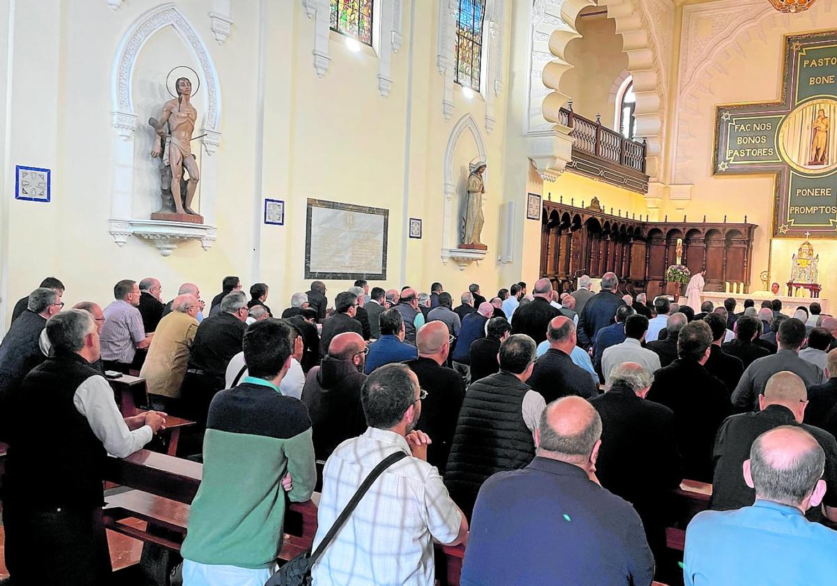 Los sacerdotes rezan ante el Santísimo, en la Capilla del Buen Pastor.