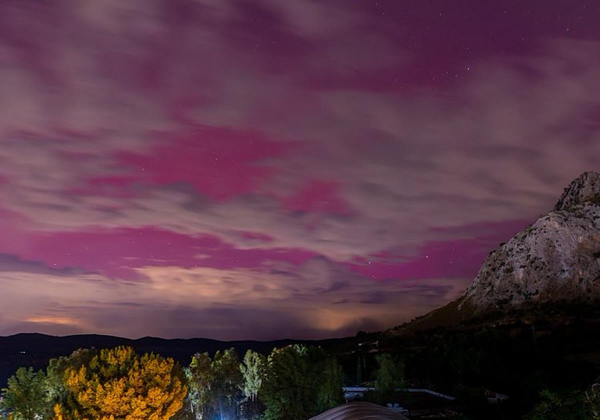imagen captada la noche del viernes en Archidona, ligeramente editada para resaltar los tonos rosáceos.
