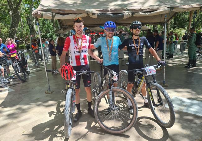 El ciclista ganador, en el centro, junto al segundo (i) y el tercer clasificado (d).