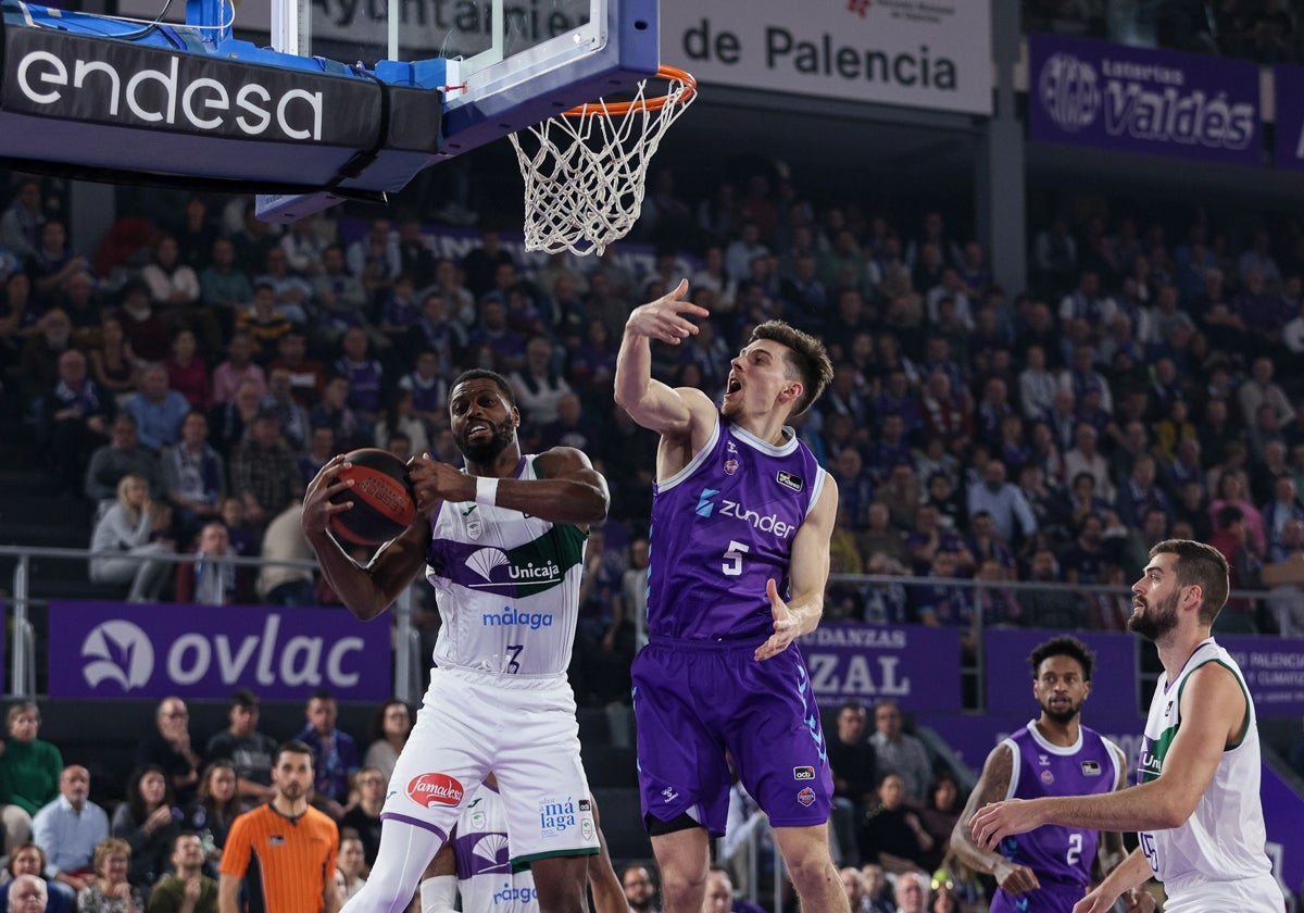 Ejim, en una disputa con Chumi Ortega, en el duelo ante el Palencia en la primera vuelta.