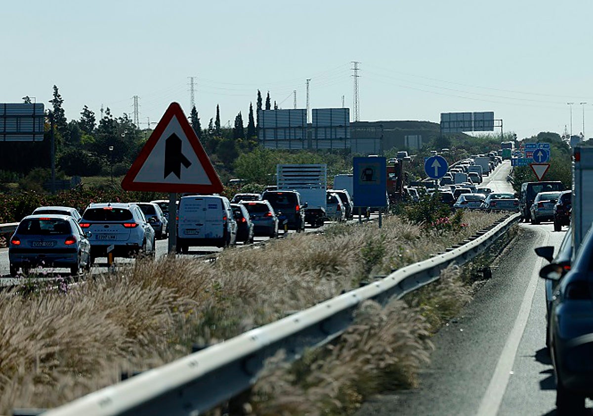 Imagen principal - Atascos en diversos puntos de la provincia frecuentados por trabajadores que se trasladan a la capital. 