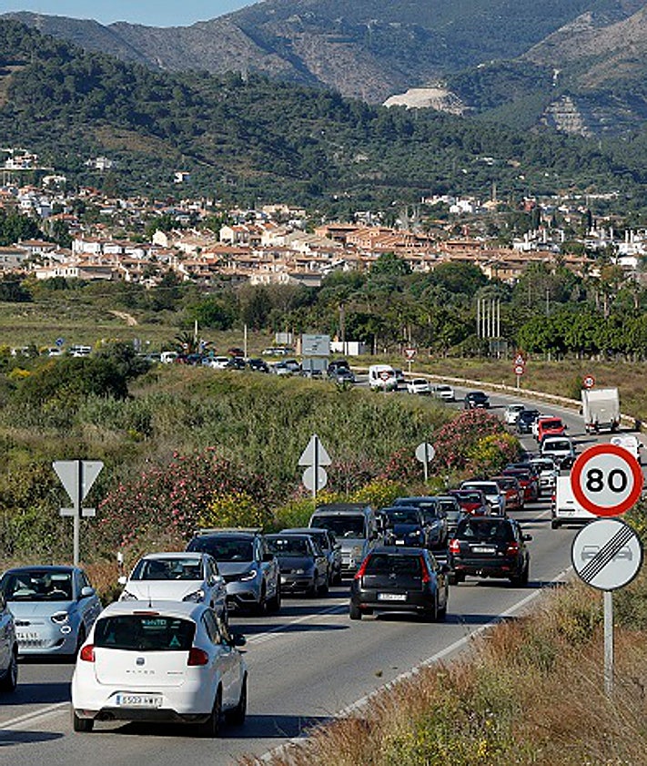 Imagen secundaria 2 - Atascos en diversos puntos de la provincia frecuentados por trabajadores que se trasladan a la capital. 