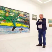 Paco Peinado ante la obra más monumental de la exposición, 'La invasión', una pieza de 2023 en la que denuncia la guerra de Ucrania.
