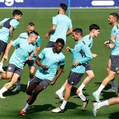 Jugadores del Málaga se ejercitan en un entrenamiento de esta semana en el campo principal del estadio de La Rosaleda.