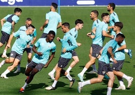 Jugadores del Málaga se ejercitan en un entrenamiento de esta semana en el campo principal del estadio de La Rosaleda.